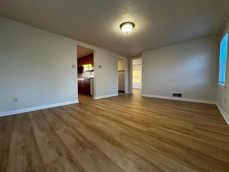 160 Gruenwald Ave — Photo 2