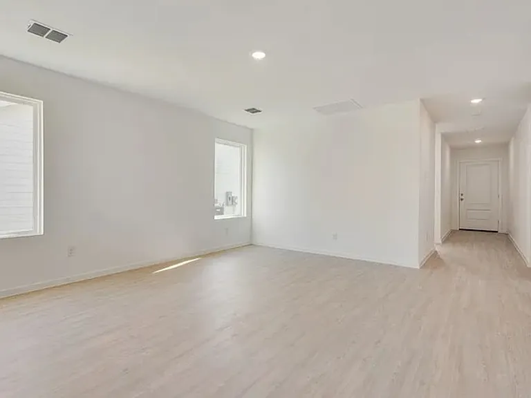 613 Holleman Dr — Photo 4