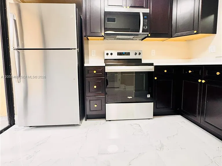 3939 NE 5th Ave #C106 — Photo 1