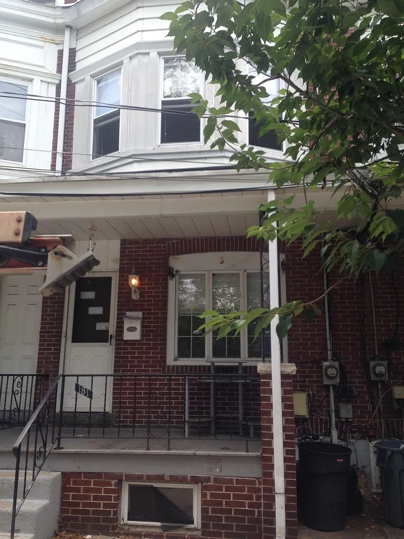 Great Home! 4 Bedroom House with Spacious Living Area! Full Basement for Storage! W/D Hook-ups! Y... — Photo 1