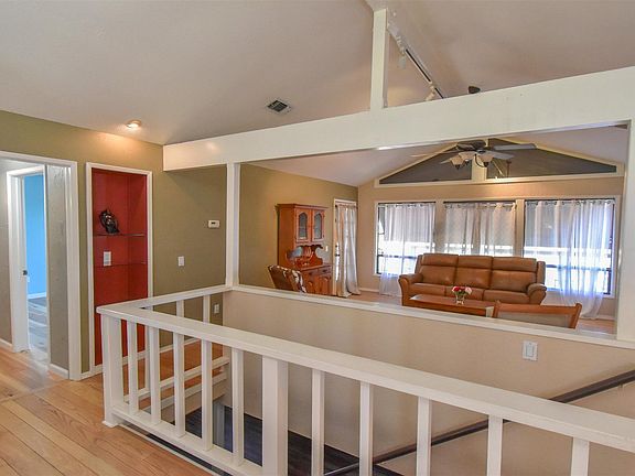 3rd image of 531 E Oakside Dr