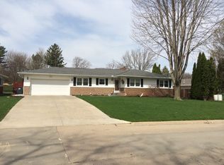 414 N 10th St, Clinton, IA 52732