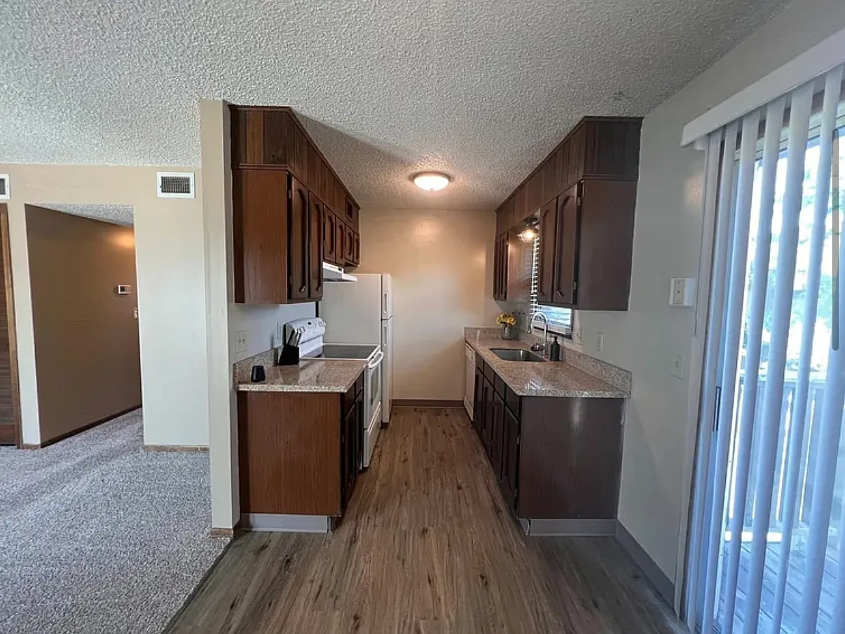 6816 W Par Ln — Photo 2