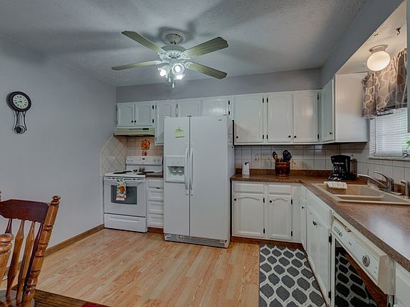 4th image of 3720 Cliffwood Ct