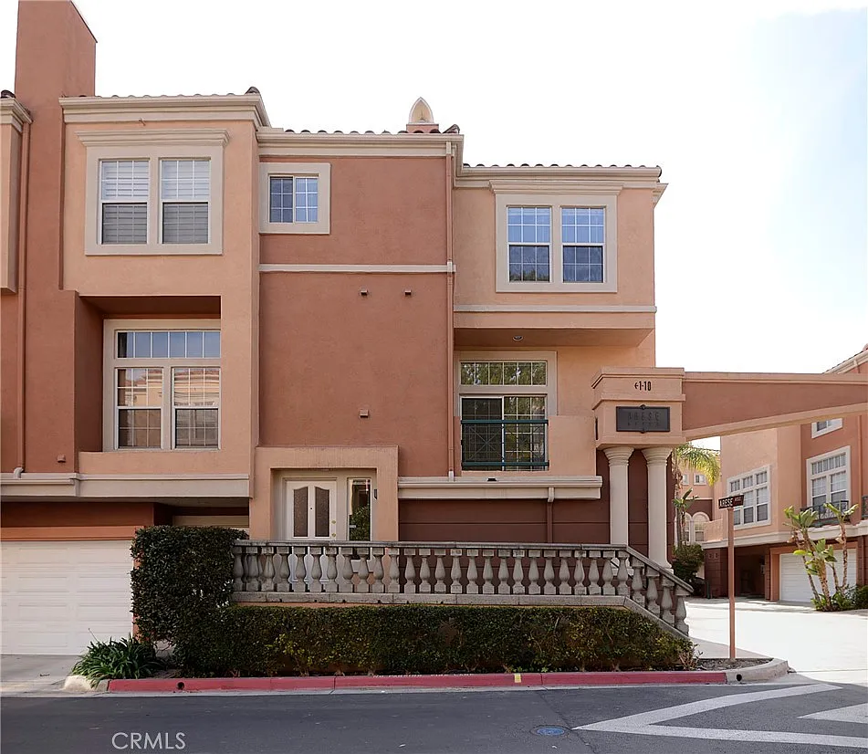 2 bed, 2.5 bath, 1347 sqft, $3,950 — Photo 2