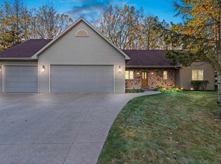 2525 Wilding Way, Suamico, WI 54173