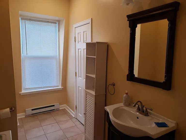 bathroom w/ample linen closet space