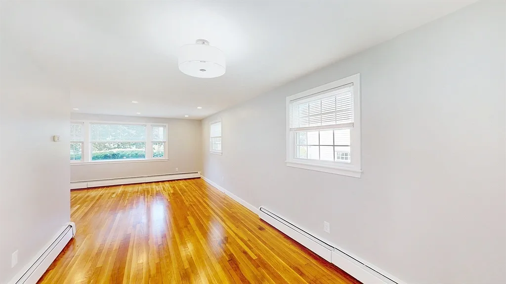 3 bed, 1100 sqft, $3,300 — Photo 4