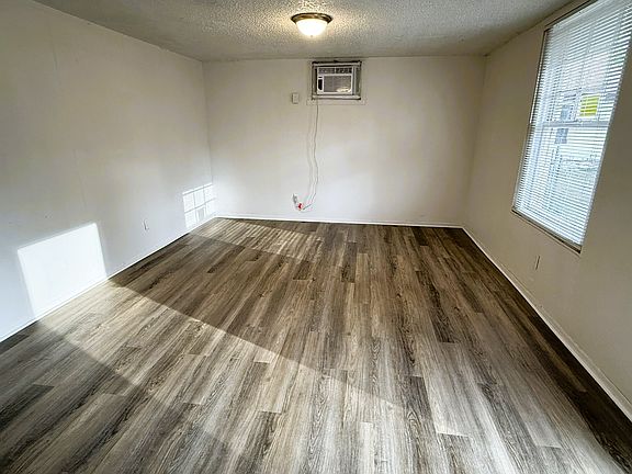 1023 S Millwood #B Living Room_10092025