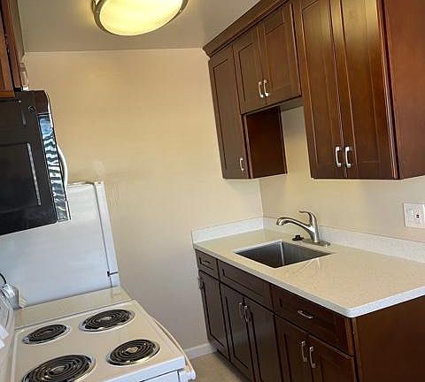 2nd image of 4770 Hamilton Ave #10