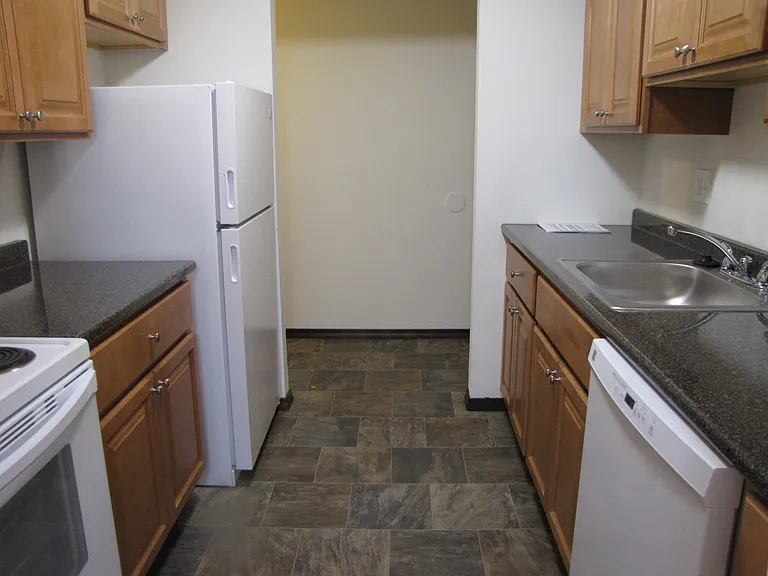 Hallmark Apartments — Photo 17