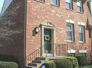 10156 Village Knolls Ct, Oakton, VA 22124