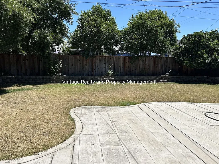 476 E Downs St — Photo 22
