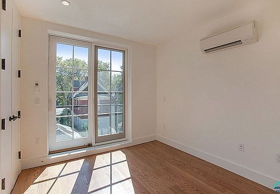 3rd image of 188 Hawthorne St #3RI