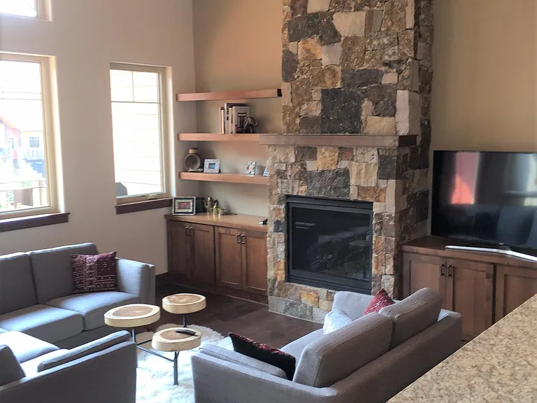 635 Clermont Cir — Photo 3