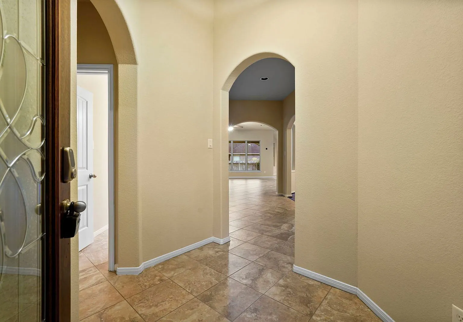 3 bed, 2.0 bath, 2464 sqft, $2,300 — Photo 3