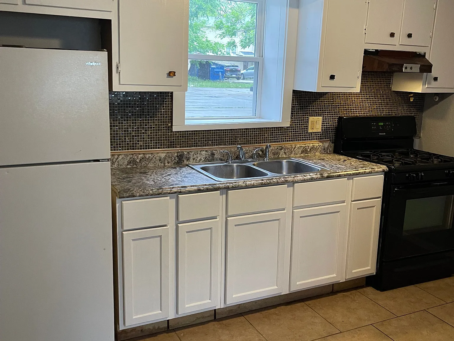 2 bed, 1.0 bath, 896 sqft, $1,200 — Photo 1