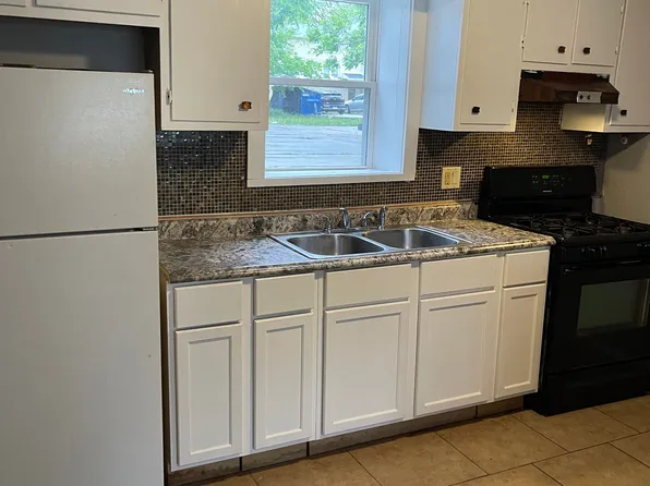 160 S Curtis Ave APT 1S, Kankakee, IL 60901