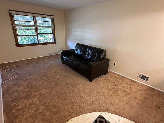 2nd image of 31 Hewitt Ave Floor 2