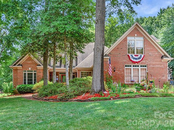 3rd image of 225 Highland Forest Dr