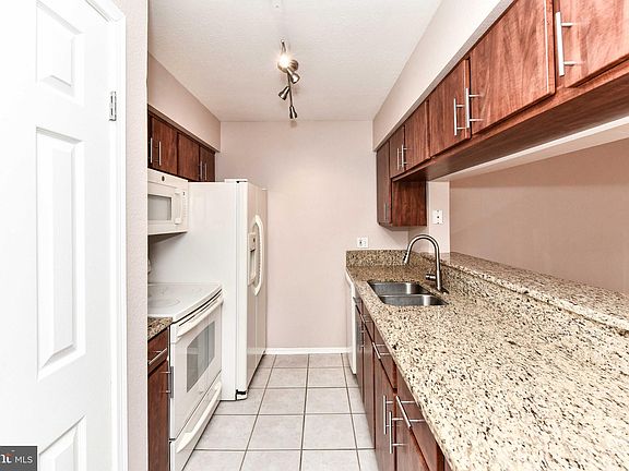 3rd image of 3315 Wyndham Cres #3232