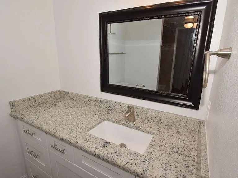 Lakeshore Villa Apartments — Photo 17