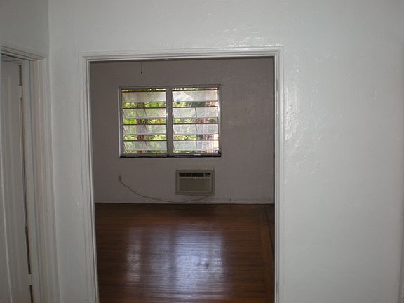 4th image of 708 14th Pl APT 8