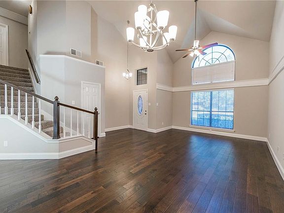 4th image of 2118 Turf Club Dr