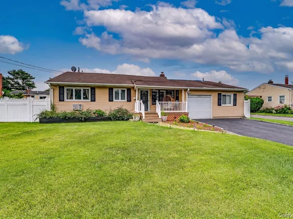 22 Dollard Drive, North Babylon, NY 11703