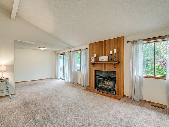 5th image of 914 Manzanal St NE