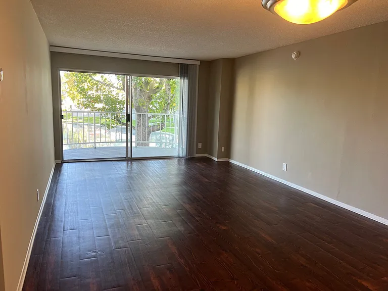 Versailles on the Lake Apartments — Photo 114