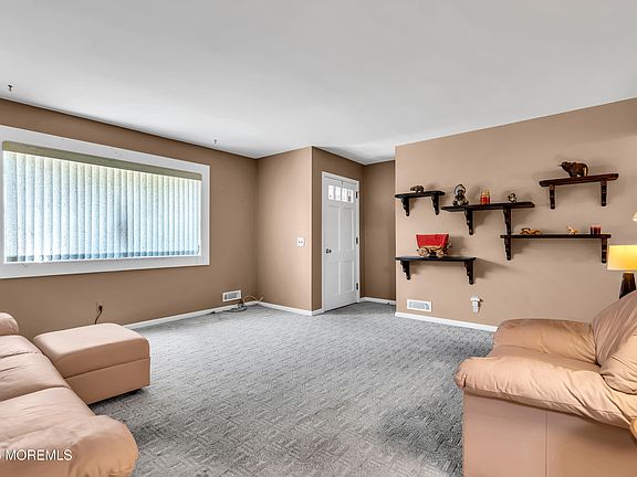 5th image of 416 Macarthur Drive