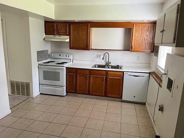 741 Valerie Ln — Photo 3