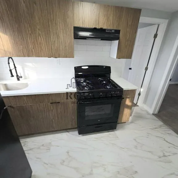 144-145 Vermont Ave #3 — Photo 1