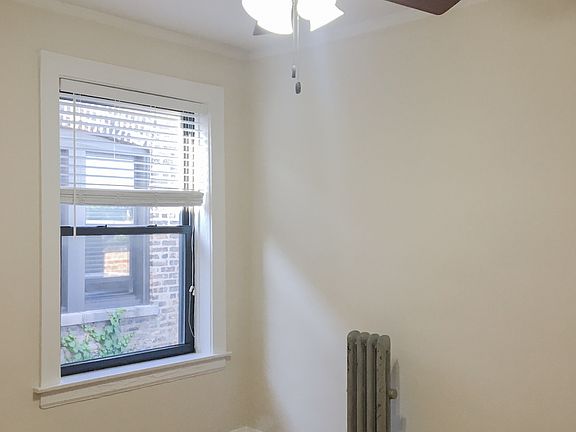 3rd image of 4721 1/2 N Leavitt St #3