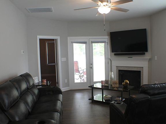 5th image of 142 Spruce Hollow Cir