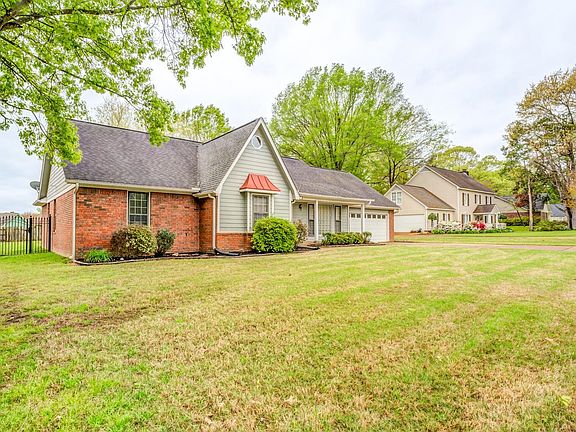 3rd image of 265 E Valleywood Dr