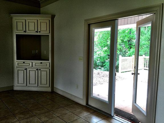 5th image of 152 Longwood Place Dr W