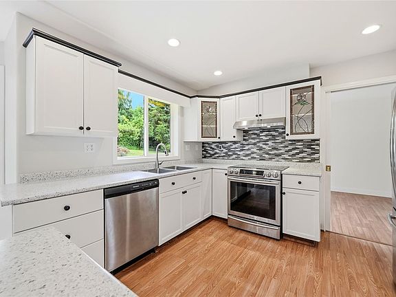 4th image of 1688 Maple Bay Rd
