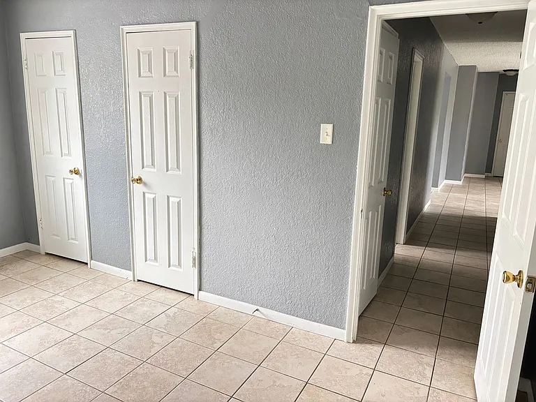 Hoagland Apartments — Photo 17
