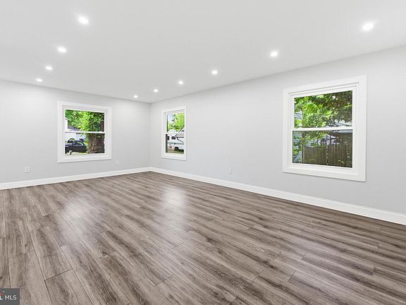 3rd image of 27 Parkside Cir