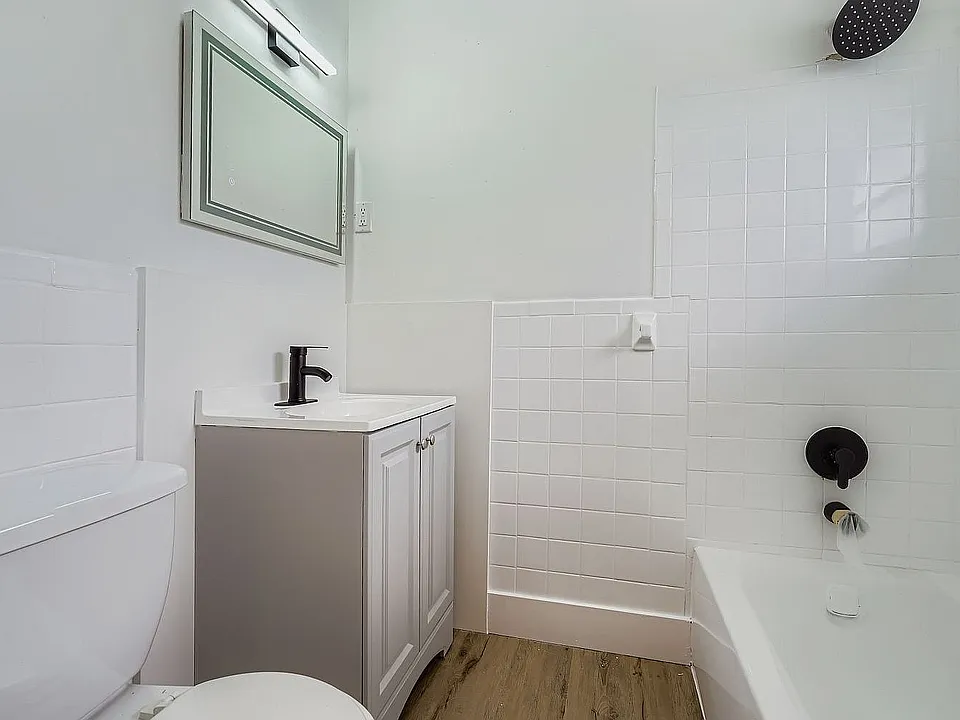 Bathroom 1 (Web Quality) - Brisa Apartments