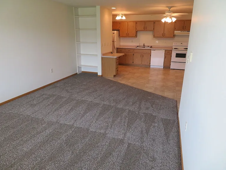 606 W State St — Photo 2