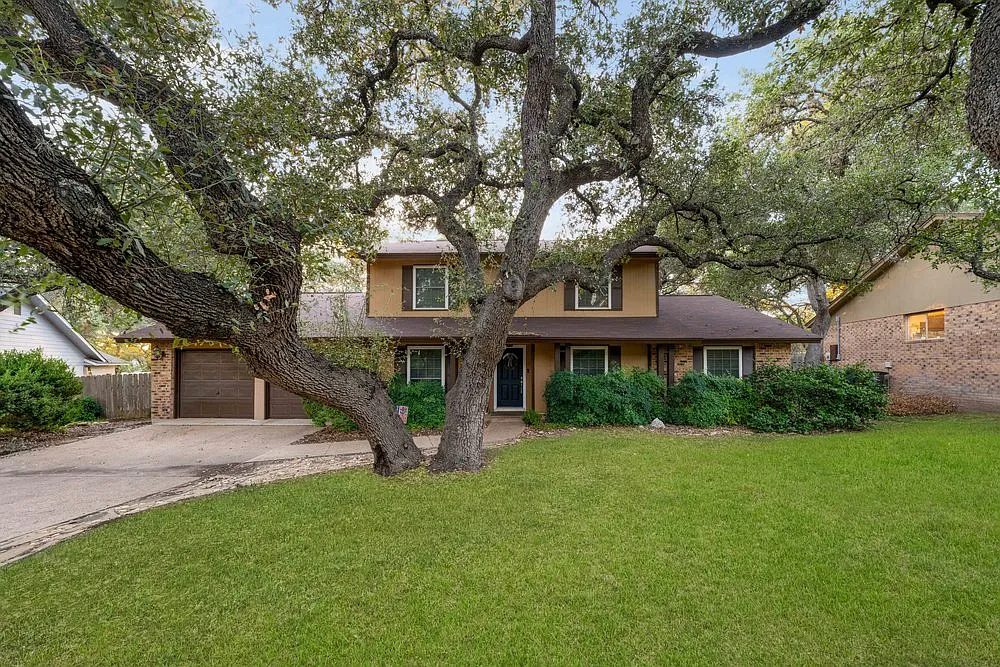 Elegant 4-Bed Home with Designer Upgrades, Spacious Yard & Top-Tier Comforts 15103 Mule Tree, San... — Photo 2
