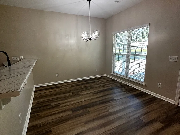 604 N Main St — Photo 3