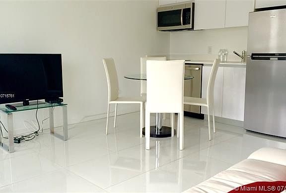 4th image of 801 15th St APT 207