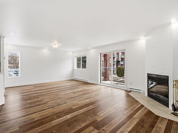 3rd image of 985 Avenue St #204