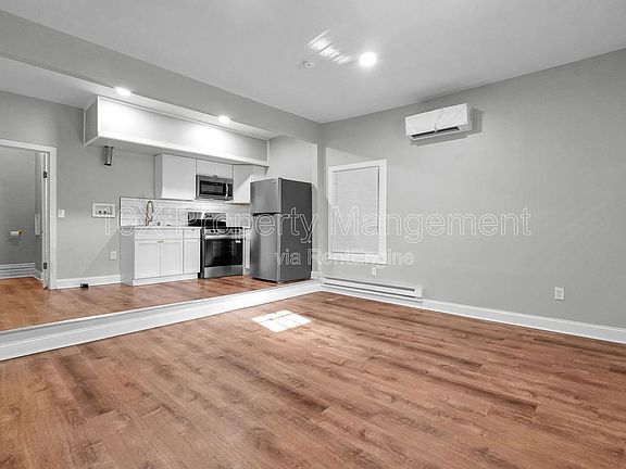 5th image of 558 E Whittier St