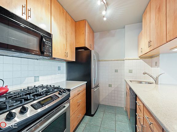 3rd image of 225 W 83rd St APT 15D