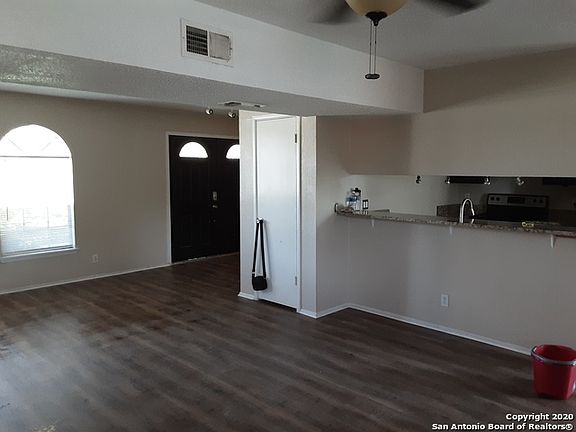 4th image of 5822 Valley Point St